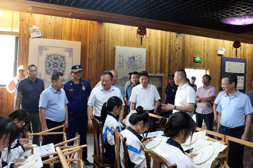 省人大常委会党组副书记、副主任宋国权到民建会员所属学校考察调研